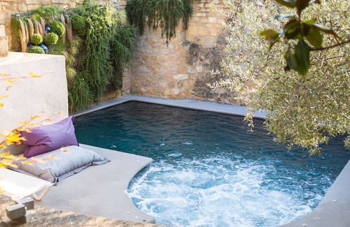 Collias Apartment | Room with Vintage Bath, Shared Pool, Wi-Fi and Air Conditioning