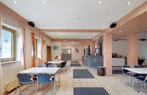 Markt Erlbach Apartment | Room 'Zimmer 26' with Shared Terrace, Shared Garden and Wi-Fi