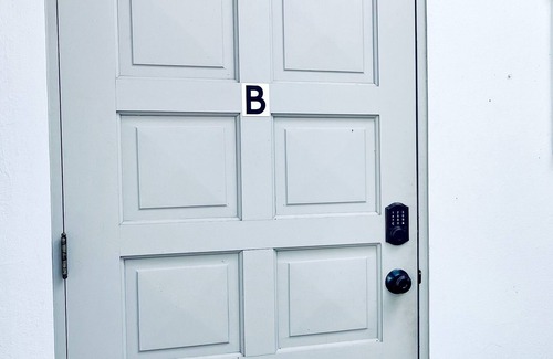 Eleanor Roosevelt Apartment | Roomy and Equipped-15 Mins to the Beach, Airport, and Dining