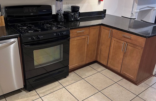 Mount Vernon Square Apartment | Roomy Downtown TH Apt near tourist sites