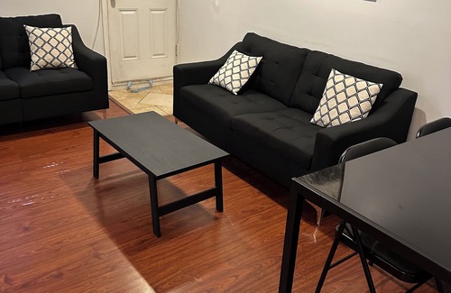 Mount Vernon Square Apartment | Roomy Downtown TH Apt near tourist sites