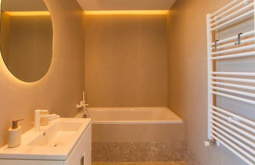 Sector 1 Apartment | Roots Three - Modern Lakeview Apartment