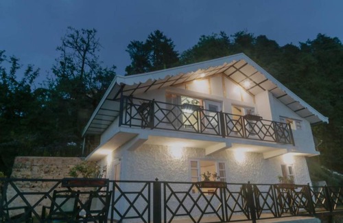 Shimla Apartment | Rose Cottage at Mashobra's Private Heritage by Roamhome