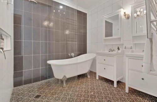 Wagga Wagga House | Rose Cottage - Stroll to CBD, Leafy Setting
