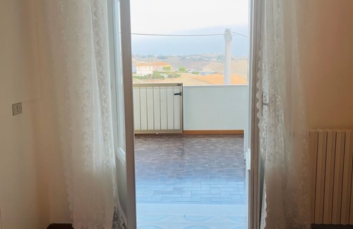 Cologna Spiaggia House | Rose garden in the hills