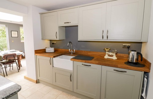Moreton-in-Marsh Cottage | ROSEMEAD, pet friendly, with a garden in Moreton-In-Marsh