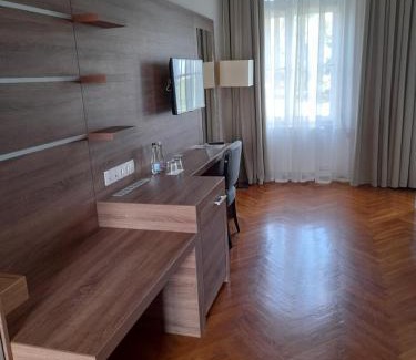 Taplanszentkereszt Bed & Breakfast | Rosenberg Kúria