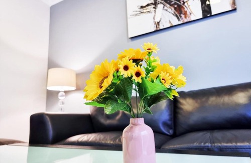 Maribyrnong House | Rosie House-Spacious comfortable Home