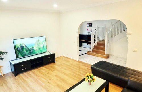 Maribyrnong House | Rosie House-Spacious comfortable Home