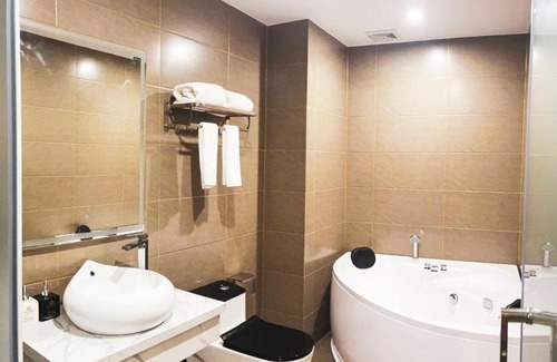 Ha Dong Hotel | Rosy Hotel Hà Đông - by Bay Luxury