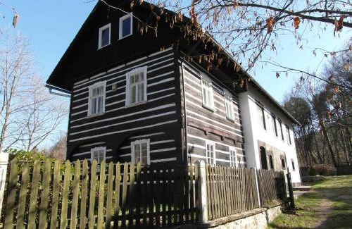 Noviny pod Ralskem House | Roubenka nad řekou