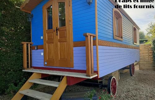 Montmerle-sur-Saone Bed & Breakfast | Roulotte Authentique 'Le Temps d une Pause" en face du Beaujolais - Climatisation et Borne recharge véhicule électrique