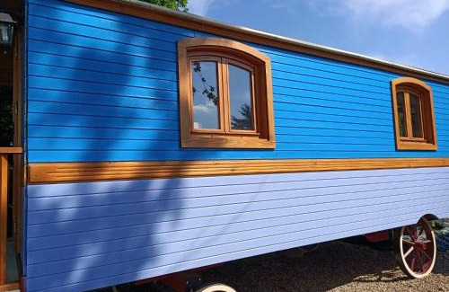 Montmerle-sur-Saone Bed & Breakfast | Roulotte Authentique 'Le Temps d une Pause" en face du Beaujolais - Climatisation et Borne recharge véhicule électrique