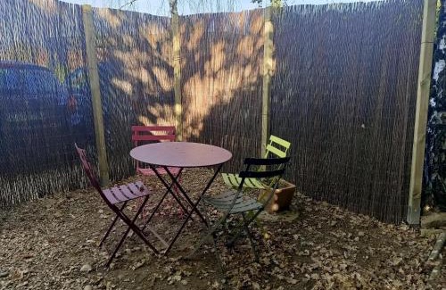 Montmerle-sur-Saone Bed & Breakfast | Roulotte Authentique 'Le Temps d une Pause" en face du Beaujolais - Climatisation et Borne recharge véhicule électrique