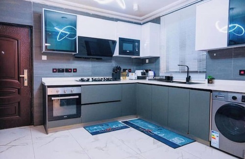 Tema House | Royal Crest