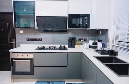 Tema House | Royal Crest