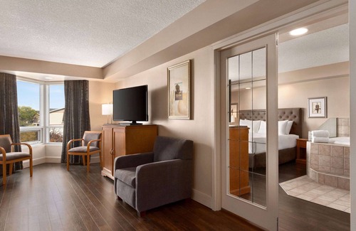 West Edmonton Hotel | Royal Hotel West Edmonton, Trademark Collection by Wyndham