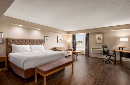 West Edmonton Hotel | Royal Hotel West Edmonton, Trademark Collection by Wyndham