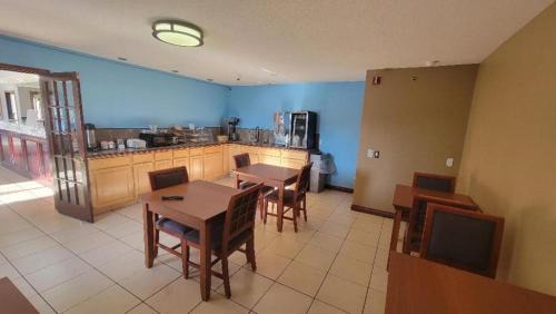 Huntington Hotel | Royal Inn Suites