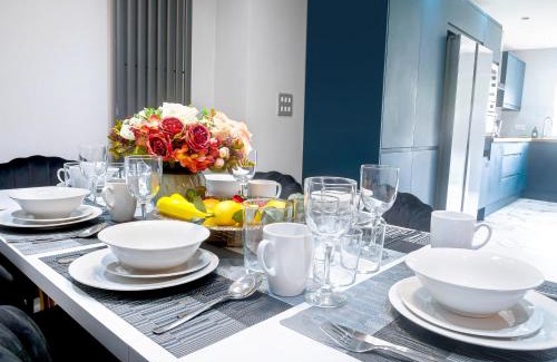 Brampton Apartment | Royal Luxe 6 Bed House in London