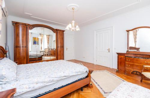 Old Town Apartment | Royal Meeting Point Apartment Family and Group friendly up to 8 persons