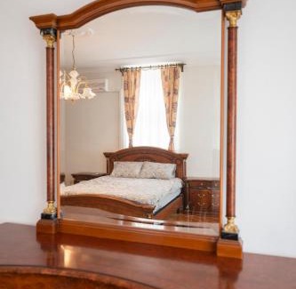 Old Town Apartment | Royal Meeting Point Apartment Family and Group friendly up to 8 persons