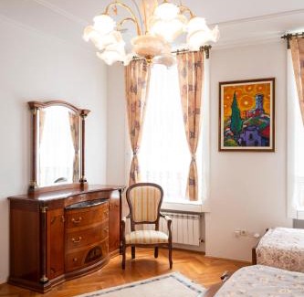 Old Town Apartment | Royal Meeting Point Apartment Family and Group friendly up to 8 persons