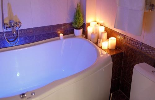 Zarichnyi District Apartment | Royal Suite Apartment with Jacuzzi