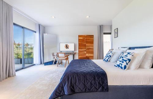 Plaissan Bed & Breakfast | Royal Tiki Lodges - Maison d'hôtes avec Piscine chauffée Jacuzzi- Chambres ou Villa entière - Villa SCL