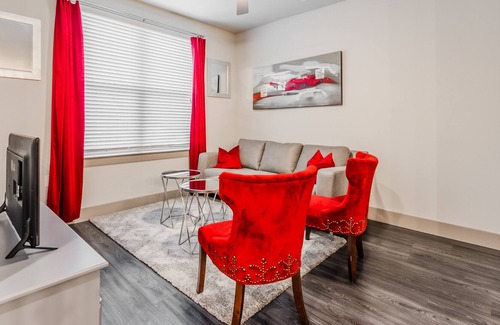 Farmers Branch Apartment | Ruby Rose Retreat🌹 w/Poolside view+ Fast WiFi
