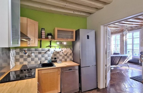 Quartier du Mail Apartment | Rue Montrogueil-furnished with charm very high ceilings& beautiful exposed beams