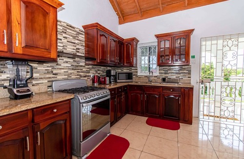 Runaway Bay Apartment | Runaway Bay Gem! Summ