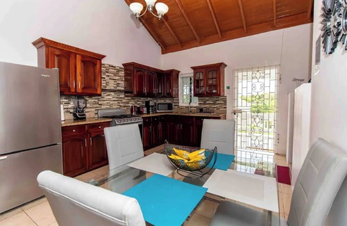 Runaway Bay Apartment | Runaway Bay Gem Villa