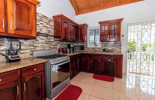 Runaway Bay Apartment | Runaway Bay Gem Villa