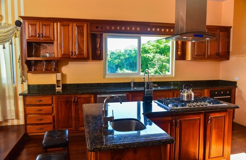 Runaway Bay Villa | RunAway to Tranquility
