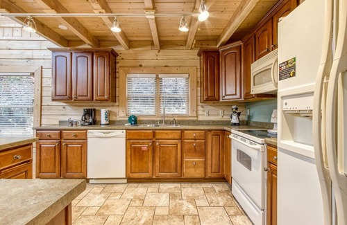 Chalet Village Cabin | Running Bears Den- Chalet Village’s Perfect Retreat in the Mountains