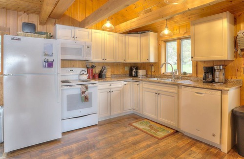 Rangeley Cottage | Russell Cove 3 - This cute cottage sits right on the water