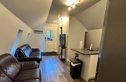 Shawnigan Lake House | Rustic 1 Bedroom farm style loft with fire pit