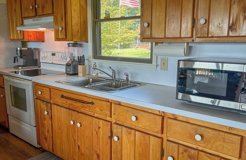 Danbury House | Rustic 2-BR country home w/AC, WiFi, Smart TV & scenic view near Danbury, N.C.