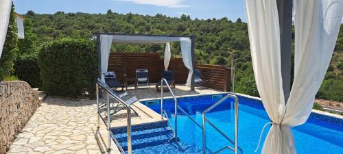 Razanac Apartment | Rustic Apartment Mariva