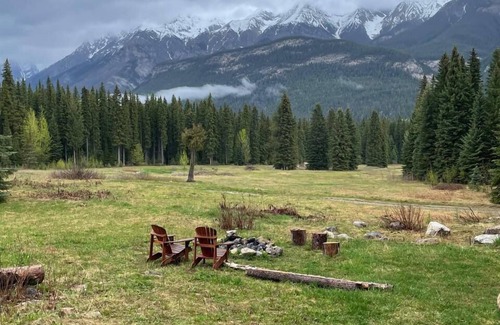 Golden Cabin | Rustic Beaverfoot Lodge Dream Cabin