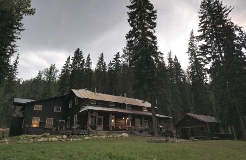 Golden Hotel | Rustic Beaverfoot Lodge Room N5