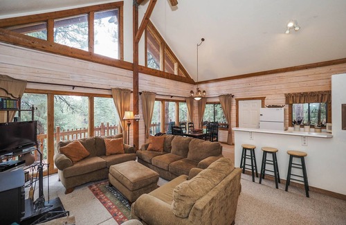 Beaver Cabin | Rustic Cabin 5 min from Lakes. Sleeps 12. Snowmobilers Dream