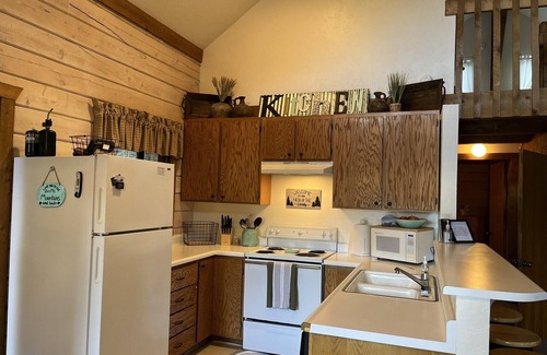 Beaver Cabin | Rustic Cabin 5 min from Lakes. Sleeps 12. Snowmobilers Dream