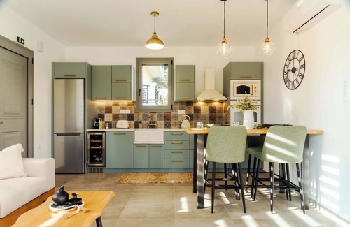 Petriti Villa | Rustic Charm Villa with Private Pool ,Hot Tub and 3 minutes walk to the beach