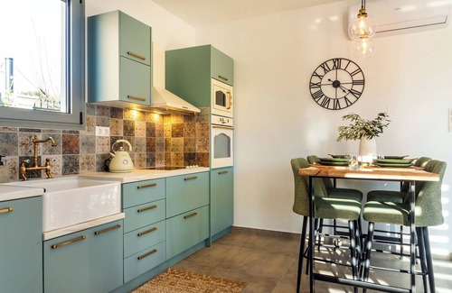 Petriti Villa | Rustic Charm Villa with Private Pool ,Hot Tub and 3 minutes walk to the beach