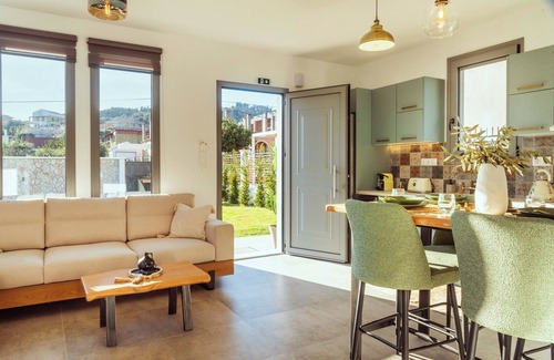 Petriti Villa | Rustic Charm Villa with Private Pool ,Hot Tub and 3 minutes walk to the beach