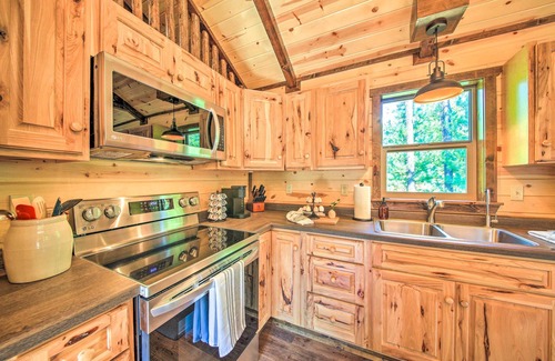 Sandpoint Cottage | Rustic-chic Woodland Hideaway w/Hot Tub!