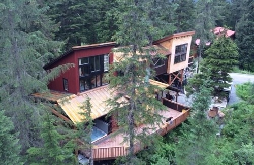Alyeska House | Rustic comtemporary custom chalet 1/2 mile from ski resort
