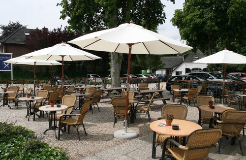 Beekbergen-West Hotel | Rustic Forest Getaway with Modern Comforts and Nearby Activities! Onsite Dining!
